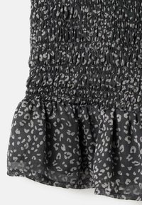 Črna smockana tkanina z light gray abstraktnim leopardjim vzorcem, s čipkastim robom in teksturirano površino za dodatne detajle.