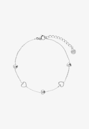 Pulsera delicada de cadena de plata con cinco dijes de corazones alternados, sólidos y abiertos, cierre de langosta y cadena extensible ajustable con etiqueta que dice "my".