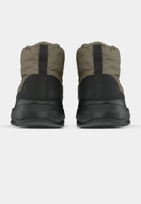 Fekete lábbeli, párnázott, olíva zöld felsőrésszel. Jellemzi a kerek forma, a textúrált talp és a rugalmas nyak a biztos illeszkedés érdekében.