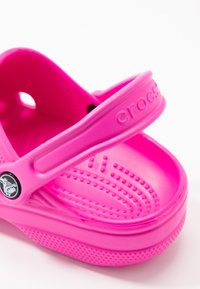 Crocs CLASSIC UNISEX - Klumpaitės - electric pink