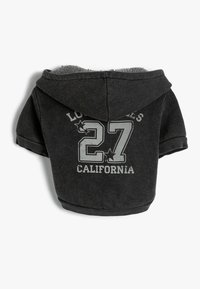 Sudadera de forro polar negra con un interior gris, que presenta el texto "LOS ÁNGELES 27 CALIFORNIA" y gráficos de estrellas en la parte posterior.