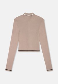 Pitkiä hihoja, vaaleanbeige ribbitoppi, jossa on lyhennetty malli. Kauluksessa ja helmassa valkoiset ja mustat raidat.
