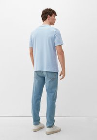 s.Oliver MIT HENLEY-AUSSCHNITT - Navadna majica - hellblau