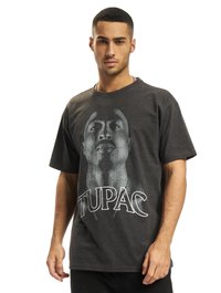 Svart grafisk t-skjorte med et stort trykt bilde av en figur med teksten "TUPAC" nedenfor. Korte ermer og avslappet passform.