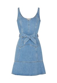 Vaaleansininen farkkumekko, jossa on vartalonmyötäinen yläosa, leveät olkaimet ja levenevä helma. Mekossa on solmittava vyö vyötäröllä ja kontrastiväriset ompeleet.