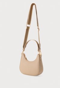 Sac à bandoulière en cuir beige avec une poignée supérieure incurvée et une large bandoulière réglable, quincaillerie dorée et fermeture éclair sur le dessus.