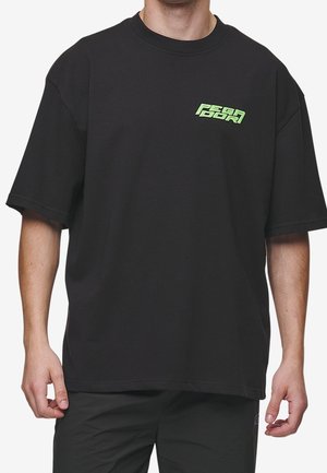 Sort bomulds-T-shirt med afslappet pasform. Har korte ærmer og en neon-grøn logo på venstre bryst. Glat tekstur og minimalistisk design.