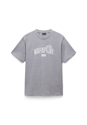 Graues Baumwoll-T-Shirt mit Rundhalsausschnitt und kurzen Ärmeln. Auf der Vorderseite steht "NAPAPIJRI" in weißem Text, mit Logodetail darüber.