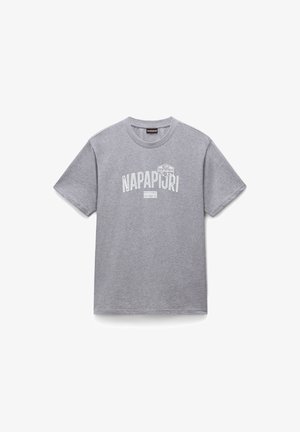 T-shirt in cotone grigio con scollatura rotonda e maniche corte. La parte anteriore presenta la scritta "NAPAPIJRI" in bianco, con dettaglio del logo sopra.