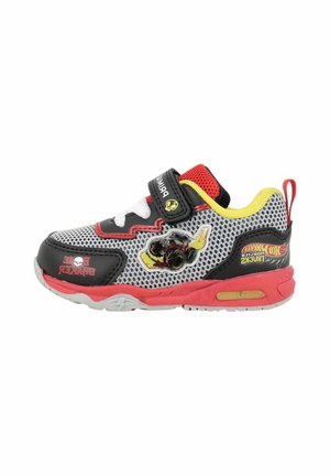 Scarpe da ginnastica per bambini con colori rosso, nero, giallo e bianco, logo Hot Wheels Monster Trucks e cinturino in Velcro per la chiusura.