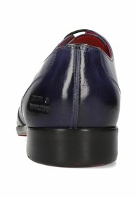 Scarpa in pelle blu scuro con finitura liscia, caratterizzata da una fodera interna rossa e una suola in gomma nera; vista posteriore che mostra il dettaglio del marchio.