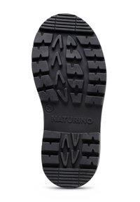 Semelle en caoutchouc noir avec des rainures profondes, portant le nom de la marque "NATURINO" et le numéro de taille "24" en relief au fond.