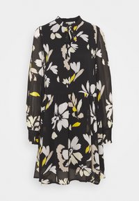 Černé šaty s dlouhými rukávy, které mají květinový vzor v bílé, žluté a šedé barvě. Výstřih ve tvaru klíčové dírky a nařasené manžety, lehký materiál.