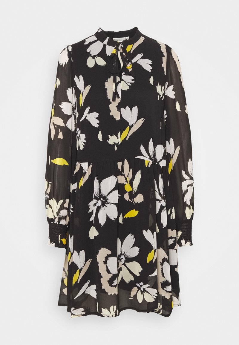 Černé šaty s dlouhými rukávy, které mají květinový vzor v bílé, žluté a šedé barvě. Výstřih ve tvaru klíčové dírky a nařasené manžety, lehký materiál.