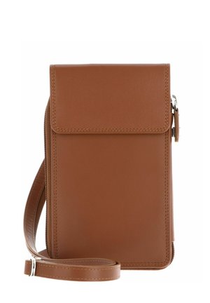 Braune Leder-Umhängetasche mit Frontklappe, Reißverschlussdetail an der Seite und verstellbarem, am Boden aufgerolltem Riemen.