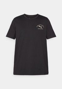 Sort bomulds T-shirt med korte ærmer, rund hals og et lille hvidt logo-design med en løbende kat og tekst øverst til venstre.