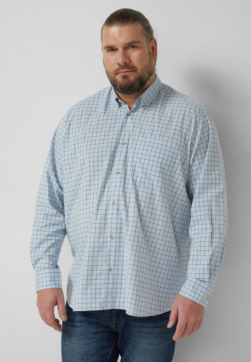 Chemise à carreaux bleu clair en coton, manches longues, col boutonné, et une poche poitrine unique. Rehaussée de boutons dorés.