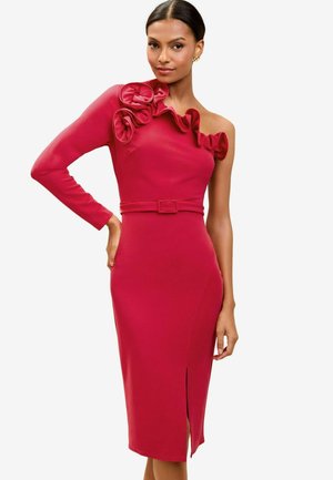 Rochie roșie ajustată cu design asimetric cu un singur mânecă, dotată cu volane și slit frontal, accentuată de un talie cu curea pentru formă.