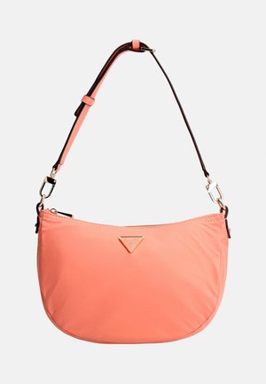 Bolso de hombro color coral rosa con correa ajustable, placa triangular de metal con logotipo y cierre superior con cremallera.