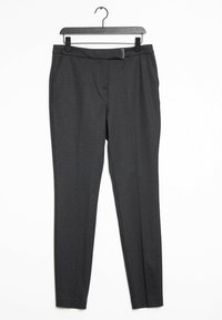 Zwarte tailorpantalons met een subtiele gestructureerde patroon, voorzien van een platte voorkant, zijzakken en een slim-fit ontwerp, hangen aan een zwarte hanger.