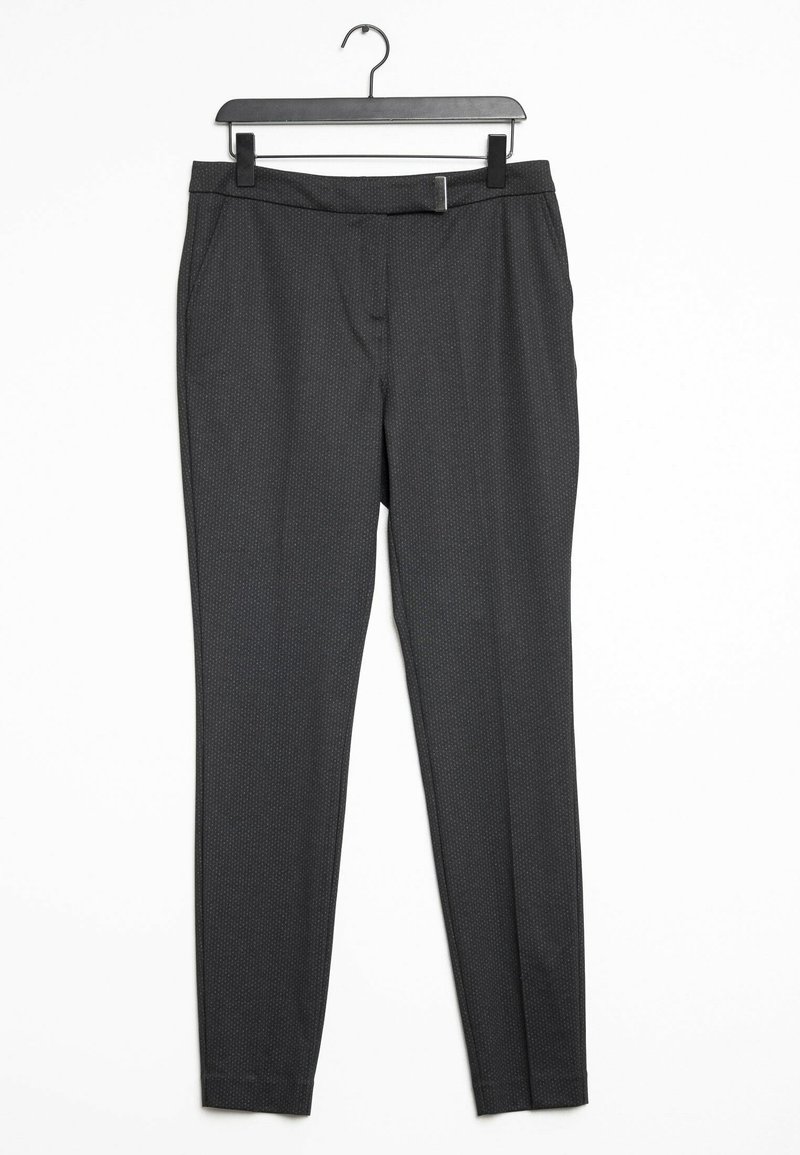 Pantaloni neri su misura con un motivo testurizzato sottile, dotati di una parte frontale liscia, tasche laterali e design slim fit, appesi a una gruccia nera.