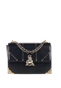 Czarna skórzana torebka na ramię z złotym łańcuszkiem, ćwiekami, ozdobnym zapięciem i metalicznymi akcentami w rogach.