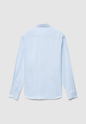 Hellblaues Langarmhemd mit vertikalen weißen Streifen, einem klassischen Kragen und Manschetten mit Knöpfen, aus glattem Stoff. Rückansicht präsentiert.