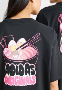 adidas Originals RAMEN TEE UNISEX - Nyomott mintás póló - black