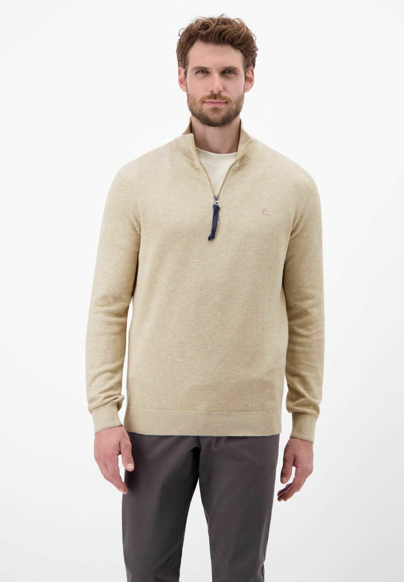 Beige Halbreißverschluss-Pullover aus weichem, strukturiertem Stoff; gerippte Bündchen und Saum; mit einem marineblauen Reißverschluss und kleinem Logodetail auf der Brust.