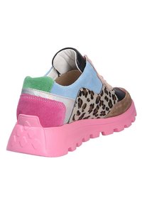 Voluminöser Sneaker mit pinker Sohle, Leopardenmuster, blauen, grünen, braunen, schwarzen und metallisch silbernen Einsätzen, aus der Rück- und Seitenansicht betrachtet.
