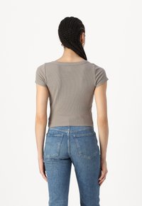 Hollister Co. Pamata T-krekls - driftwood