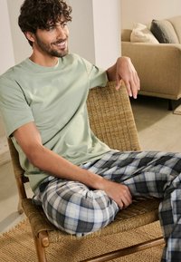 Next MOTIONFLEX COSY SET STANDARD - Nattplagg set - green white check
