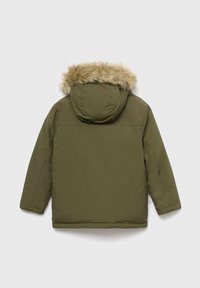 Giacca invernale verde oliva con maniche lunghe e cappuccio rifinito in pelliccia sintetica marrone chiaro mostrata da dietro su uno sfondo neutro.