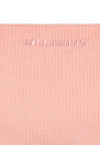 Top de tela acanalada rosa con el logo bordado "BELLABONG". La textura del material es suave y elástica, diseñado para la comodidad y la versatilidad.