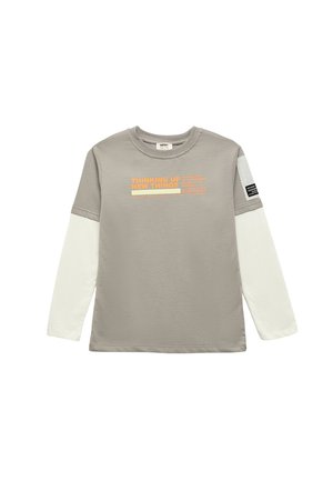 Grå og hvid langærmet børneskjorte med lag-på-lag look og orange tekst "THINKING UP NEW THINGS" på forsiden samt sort mærke på venstre ærme.