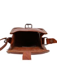 Braune Lederhandtasche mit strukturiertem Design, Klappenverschluss und Wildleder-Innenfutter. Verfügt über einen Metallverschluss und einen verstellbaren Träger.