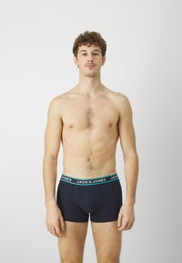 Schwarze Boxershorts für Herren mit einem weichen Bund, der das Logo "JACK & JONES" in Türkis trägt. Hergestellt aus Baumwolle, figurbetontem Design und mittellanger Schnittführung.