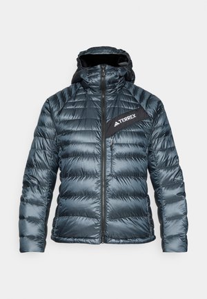 Dunkelblaue gepolsterte Jacke mit Reißverschluss vorne, Kapuze und schwarzem diagonalen Logo-Panel auf der linken Brust. Glatte, glänzende Textur.