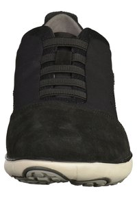 Scarpe da ginnastica nere con una tomaia in morbido suede e tessuto, lacci elastici, suola imbottita e design della punta arrotondato.
