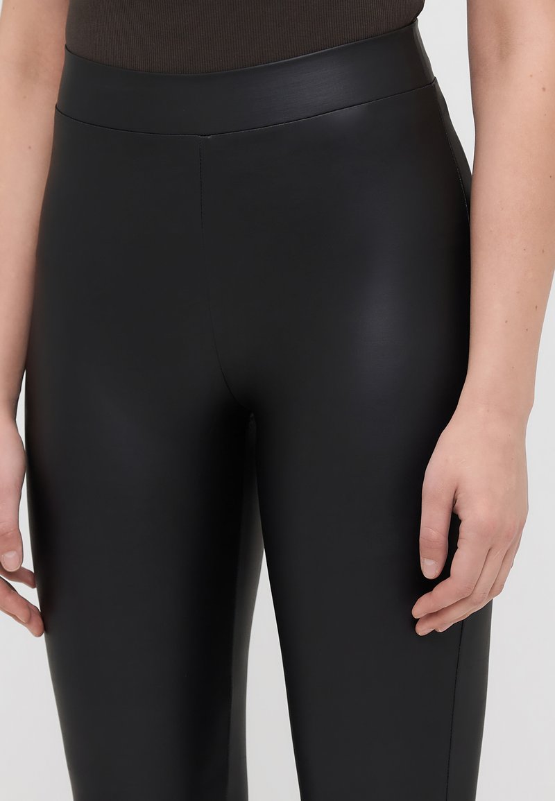 Schwarze Leggings aus Kunstleder mit hoher Taille, glatter Textur und figurbetontem Design. Verfügt über einen breiten Bund und minimalen Nähten.