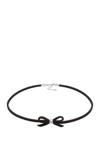 Collier ras de cou en suède noir présentant un détail de nœud central et des éléments en métal argenté, avec une extension en chaîne pour un ajustement personnalisé.