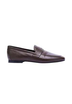 Mocassin homme en cuir marron avec un petit talon et un détail de bride sur le dessus, vu de côté sur fond blanc.