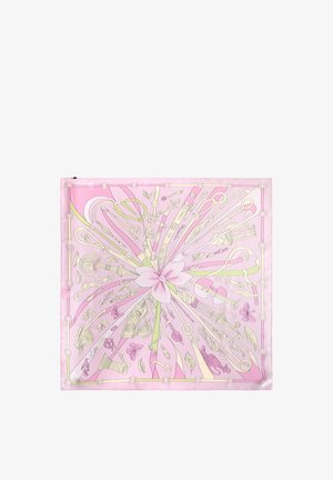 Różowy kwadratowy szalik z centralnym kwiatowym wzorem kokardy, otoczony ilustracjami kluczy, liści, wstążek i motyli w jasnych pastelowych kolorach.