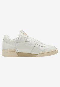 Sneaker bianca in pelle con punta rotonda, texture liscia, chiusura con lacci e suola in gomma beige. Include perforazioni sottili sulla parte superiore.