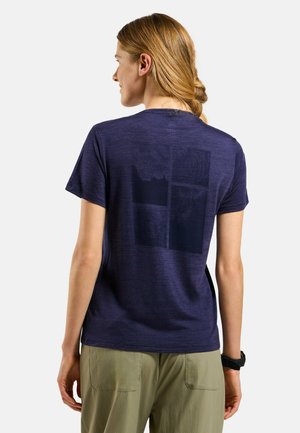 Marineblaue, kurzärmelige T-Shirt aus strukturiertem Stoff mit einem dezenten grafischen Muster in dunkleren Farbtönen auf der Rückseite.