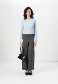Vero Moda VMBERLIN WIDE PANT - Bukse - dark grey/black