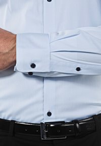 Vincenzo Boretti SUPER TAILLIERT STRETCH - Chemise - eisblau dunkelblau