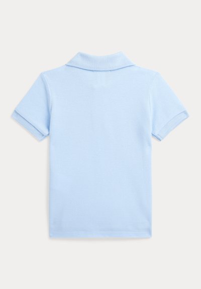 Polo à manches courtes bleu clair en tissu texturé avec col classique et manches repliées, présentant un design simple et épuré.