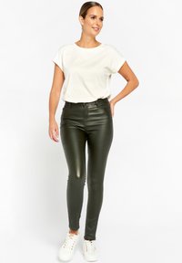 LolaLiza COATED SKINNY - Nohavice - khaki darky