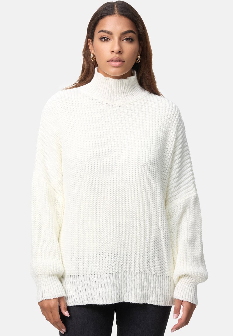Cremefarbenes Strickpullover mit hohem Kragen, überschnittenen Ärmeln und geripptem Textur an den Bündchen und dem Saum. Hat eine bequeme Passform.